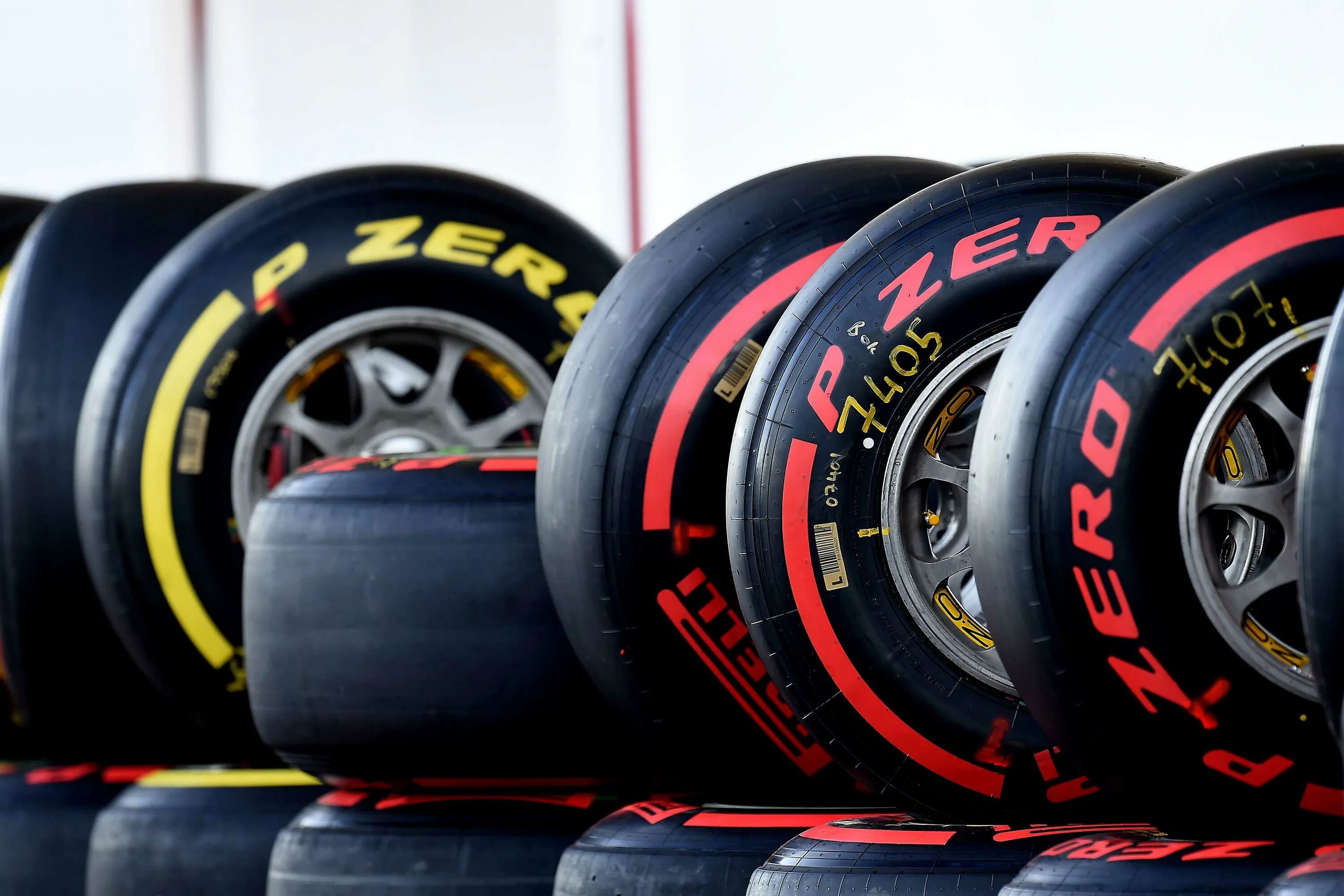 Пирелли производитель страна. F1 Pirelli Tyres 2022. Шины Pirelli Formula 1. Формула 1 резина Пирелли. Комплект резины пирель на ф1.