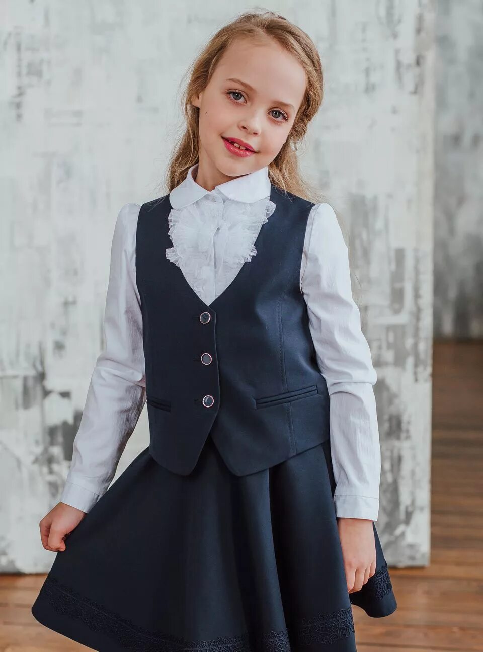 Жилетка школьная для девочки. Удлиненный жилет в школу для девочки. Юбка жилет для девочки. Юбка и жилет для девочки в школу. Юбка с жилеткой для девочки.