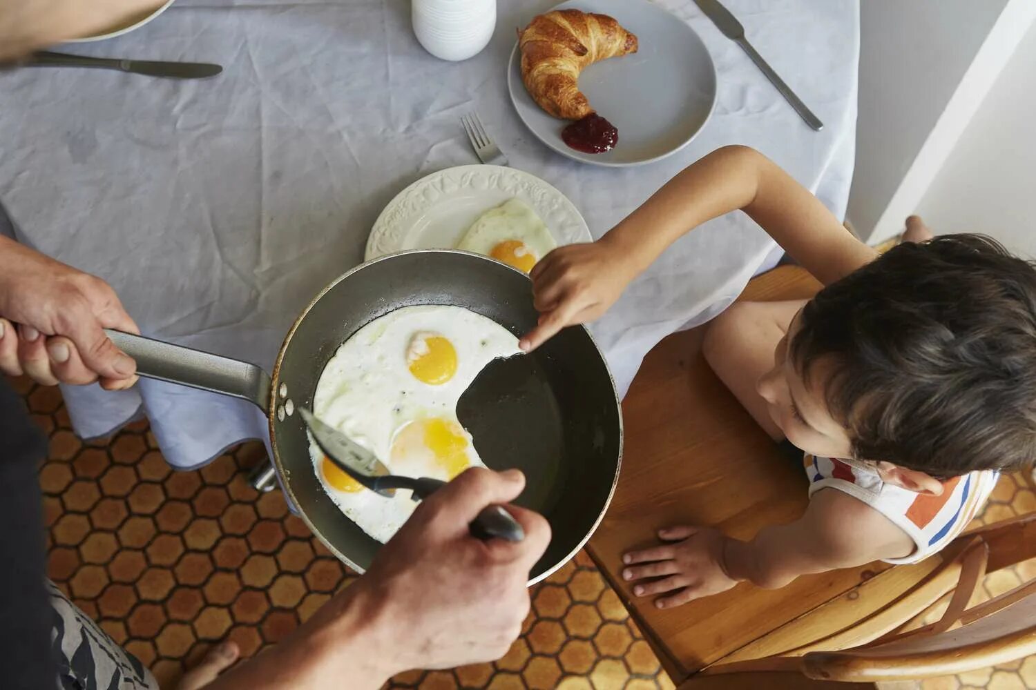 Is it good to eat. Девушка с яичницей. Девушка завтракает яичницей. Малыш ест яичницу. Ребенок ест яичницу.