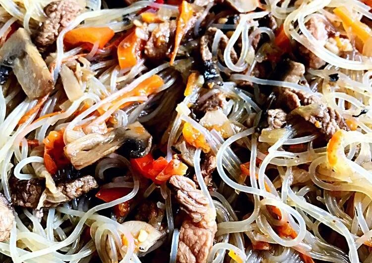 салат фунчоза с говядиной и овощами рецепт. фунчоза с говядиной. фунчоза с говядиной. гарнир из фунчозы. набор фунчоза с говядиной.