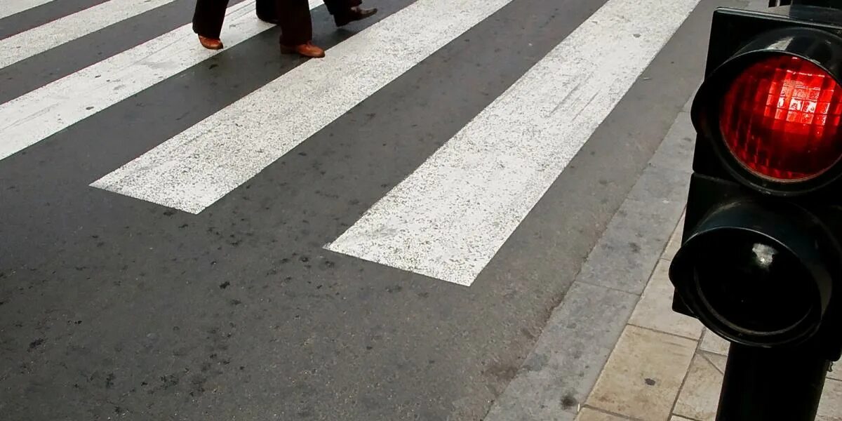 Пешеходный светофор. Переходить на красный свет. Красный йвет световофра. Переход на красный. Красный цвет светофора.