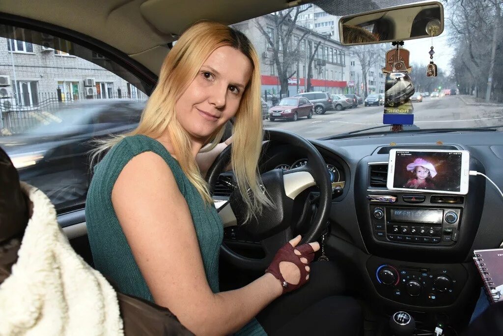 Записи приватов в такси. Женщина за рулем. Девушка водитель. Русские женщины за рулём. Женщина водитель такси.