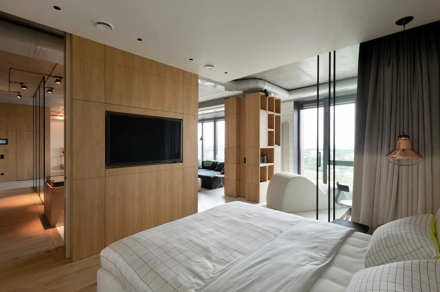 Современный интерьер квартиры 2024. Спальня с панорамными окнами. Квартира студия с панорамными окнами. Спальни в пентхаусе. Апартаменты спальня.
