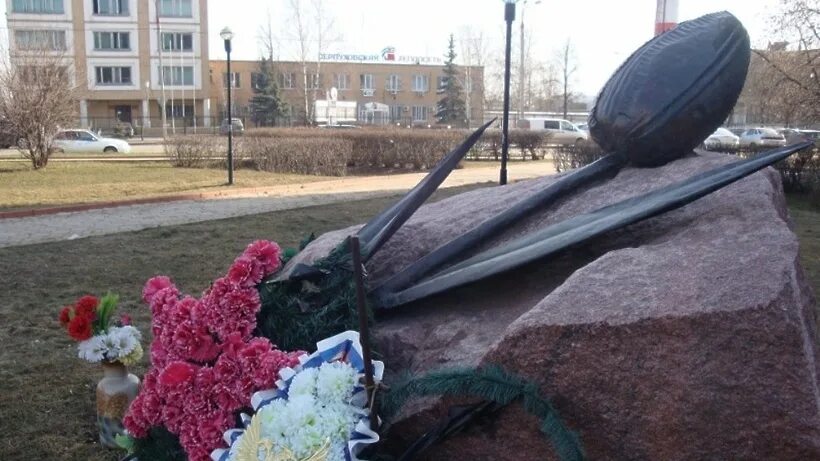 Серпухов тюльпан памятник. Мемориал черный тюльпан Серпухов. Чёрный тюльпан (Норильск). Черный тюльпан серпухов