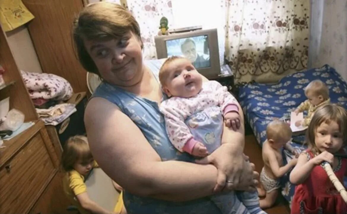 Девочка родила в 8. Девочка гигант. самая крупная новорожденная девочка в мире. многодетная семья 11 детей.