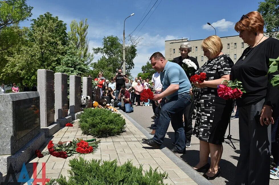 Мемориал погибших на украине. Мемориал погибших на Донбассе. Памятники погибшим украинских обстрелов. Мемориал погибших ДНР.