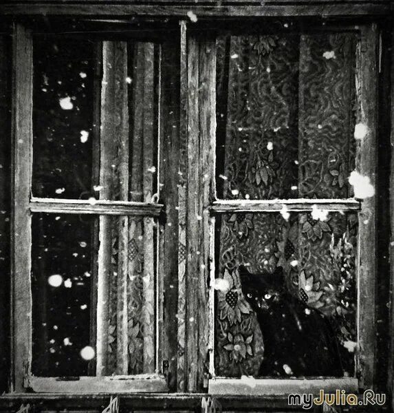 Дом в два витражных окошка. Коттедж с панорамными окнами. Остроконечными витражными окнами ворота. Панорамные окна в частном доме. Дом в два витражных окошка.