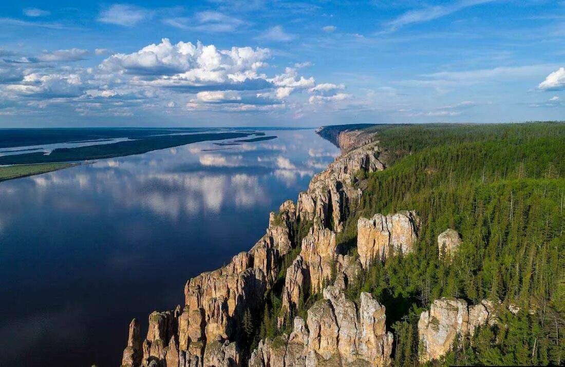 Природное образование на берегу лены. Река Лена Ленские столбы. Река Лена Якутия Ленские столбы. Ленские столбы каменный лес Якутии. Столбы на реке Лена.