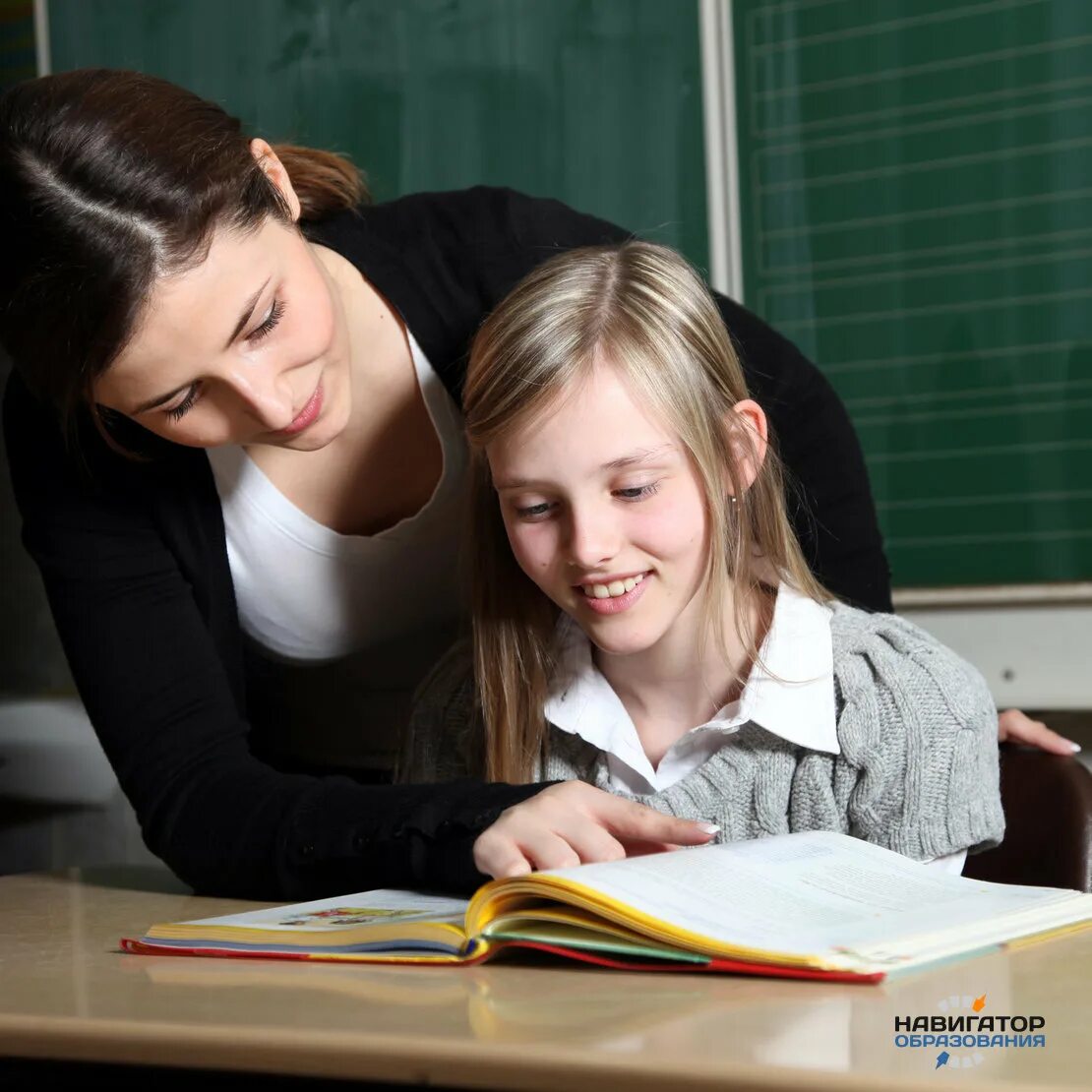 Ученик на индивидуальном занятии. Репетитор первый урок. Репетитор с ребенком. Ученик и ученица. Математика.