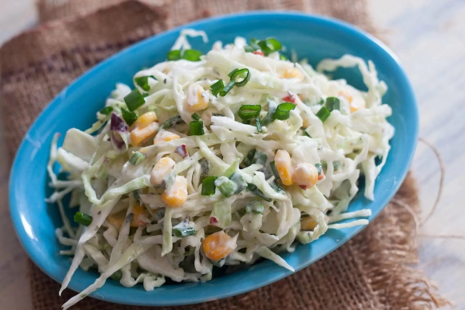 Салат из капусты огурцов кукурузы. Салат моя прекрасная леди. салат капуста огурец кукуруза. салат из капусты с огурцом и кукурузой. салат из капусты и кукурузы.
