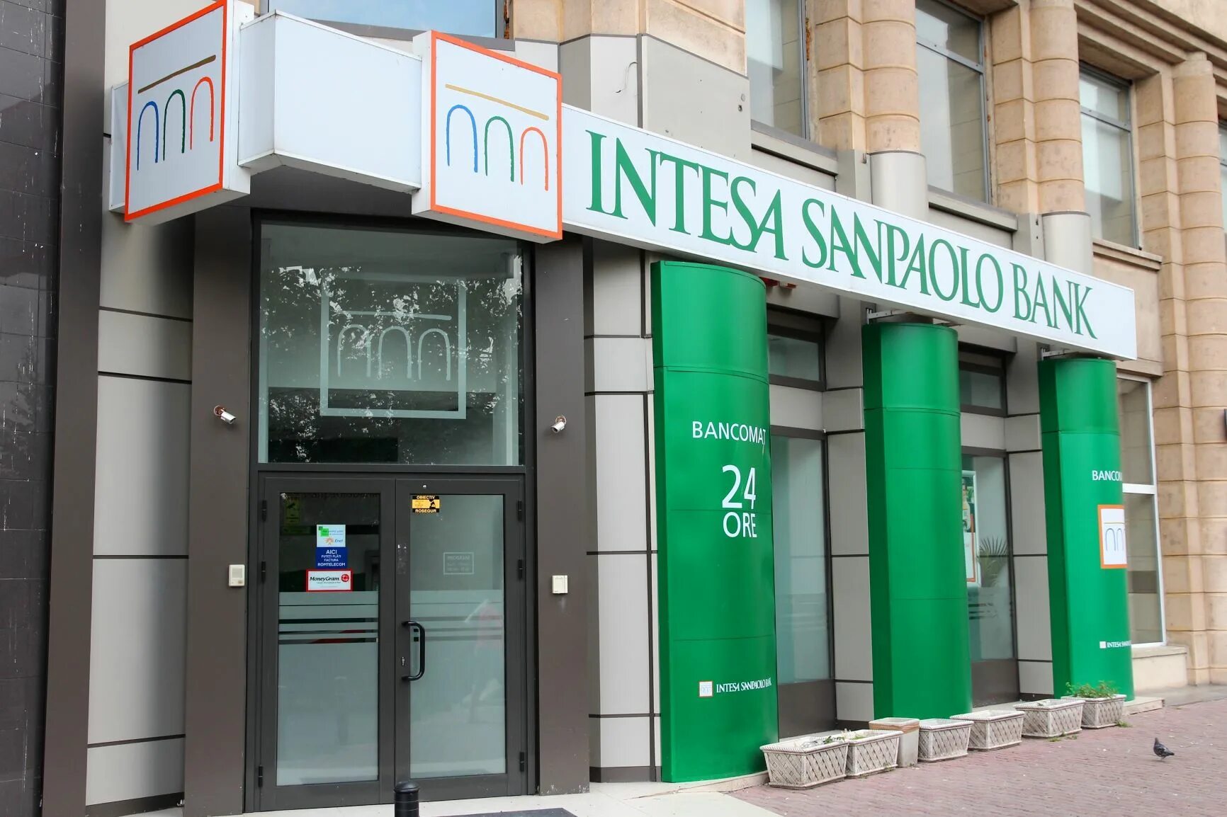 Banca intesa. Интеза Санпаоло Италия. Банк Интеза. Intesa Bank Italy. Banca Intesa Sanpaolo приложение.