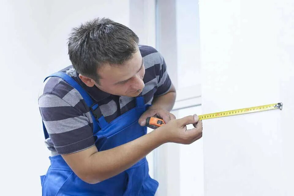 Работа рулеткой. Замер окон. замерщик. замер помещения. замерщик с рулеткой.
