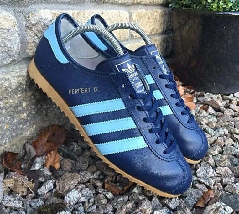 Adidas ROM 2000. Кроссовки adidas Retro 2022. Кроссовки adidas стиль 2000. Мужские адидас Trainer v Shoes. Купить адидас на ламоде