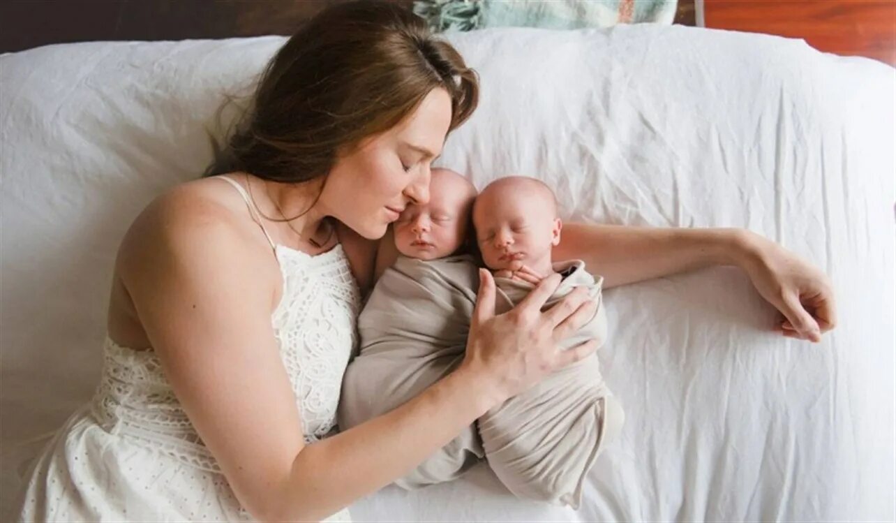 Увидеть во сне дочь. Mother with Twin Baby. Видеть во сне рождение ребенка. Dream about pregnancy. Mom and Cradle.