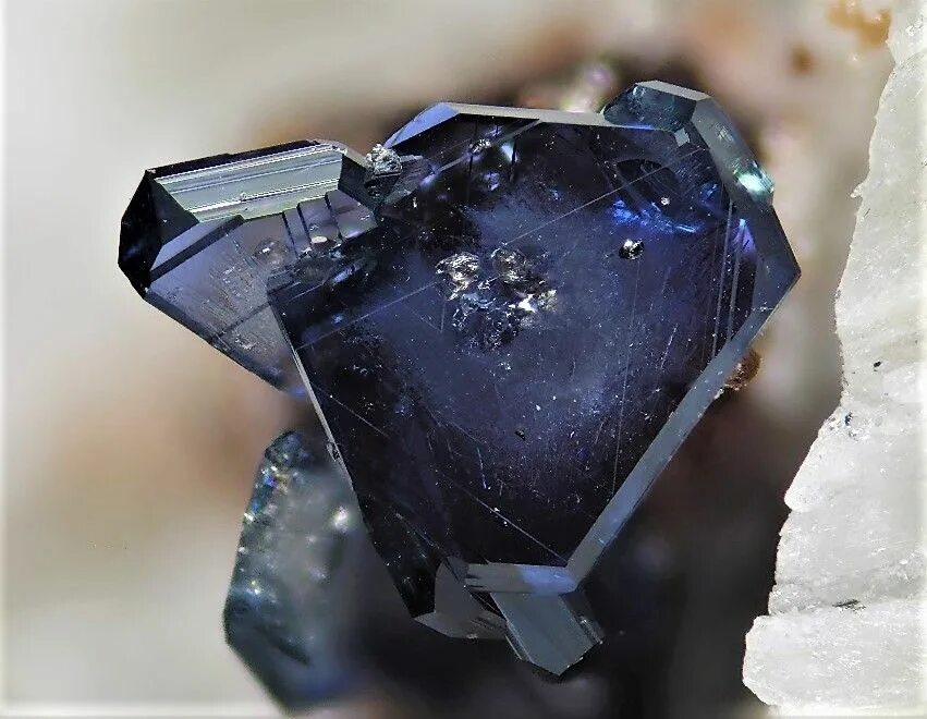 Сапфир выход. Кристаллы корунда (сапфиры). корунд сапфир. сапфир генезис минерал.