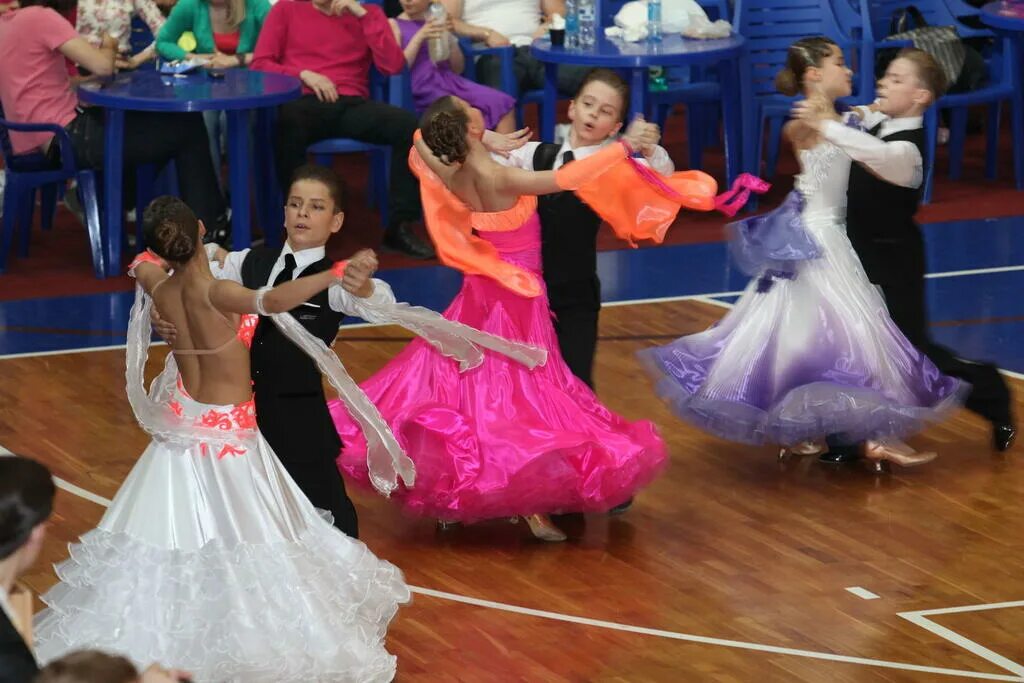 Малыши танцуют. Принцессы из сказок. Детский вальс на выпускной в детском саду. Вальс дети. Детский вальс для детей.