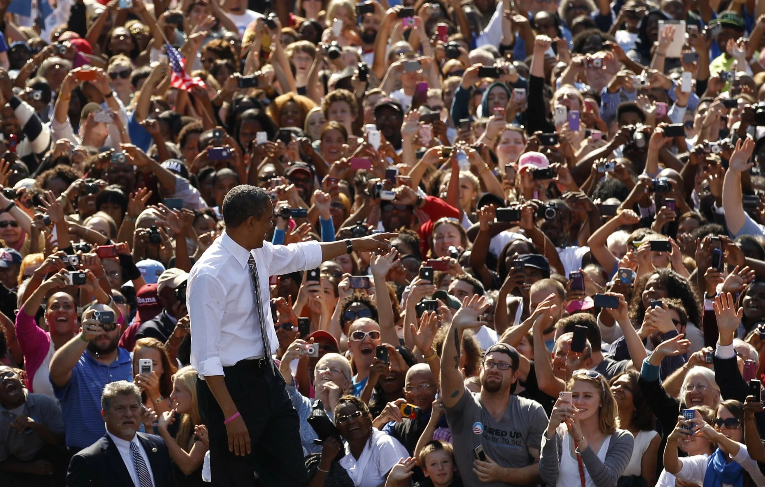 Место народа среди. Барак Обама в толпе. Человек толпы. Большое скопление людей. Оратор и толпа.