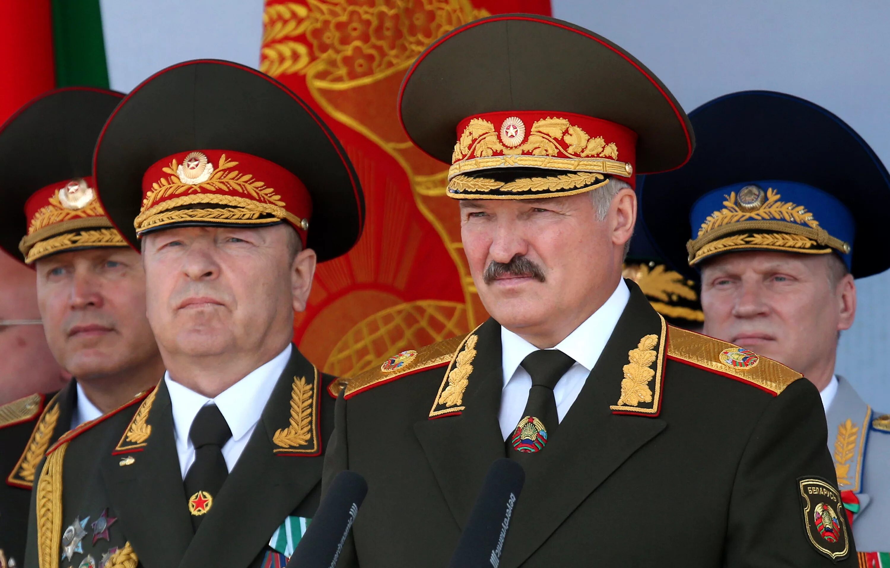 Звание лукашенко в настоящее время. Лукашенко главнокомандующий. погоны лукашенко. лукашенко в форме.