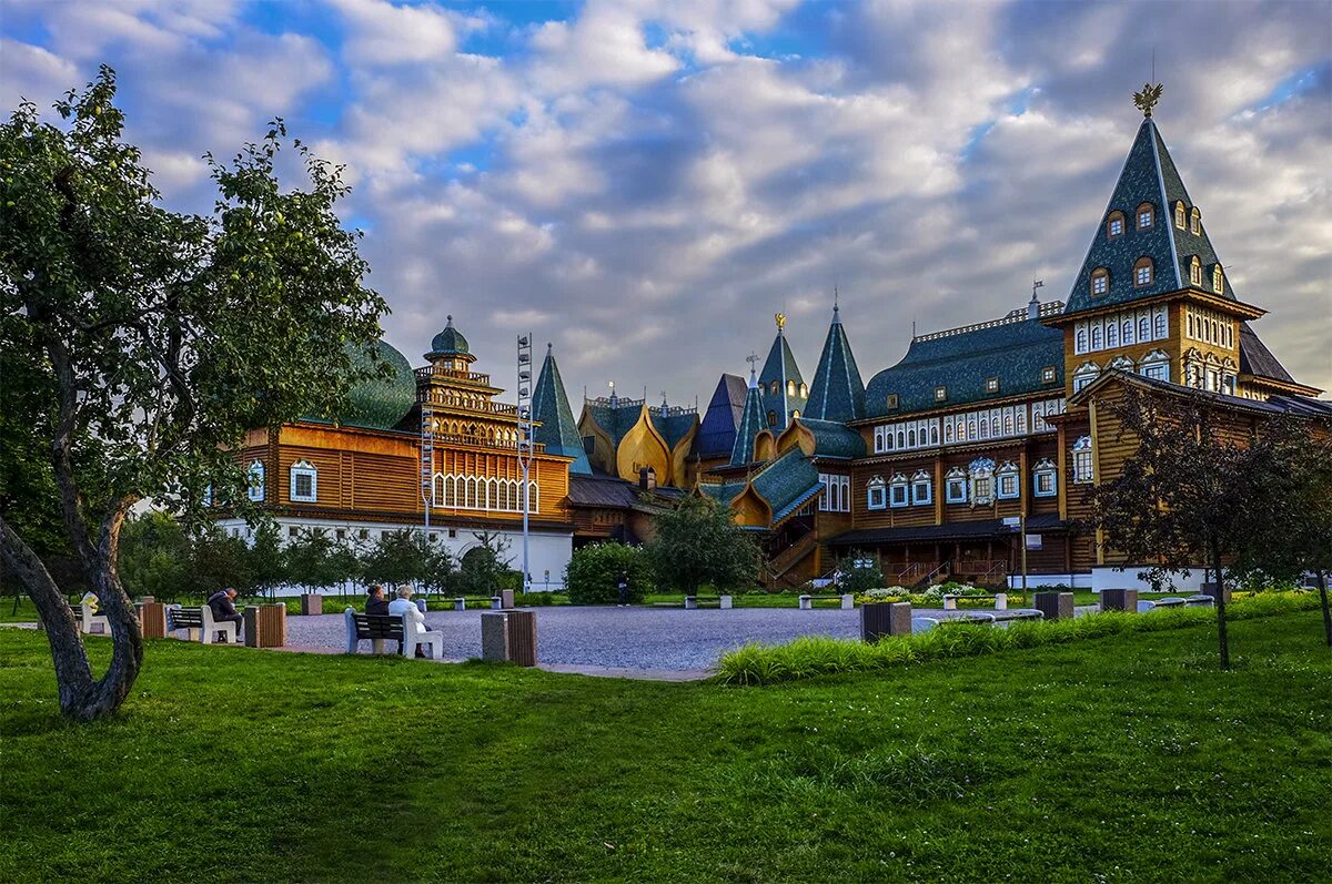 храмы в усадьбе коломенское. коломенский музей заповедник. парк музей коломенское. музей усадьба коломенское. парк заповедник коломенское.