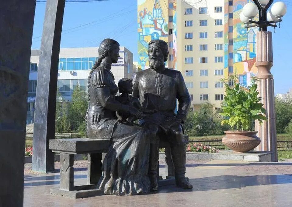 Памятник семену дежневу. Памятник семену дежневу и абакаяде. памятник дежнева в якутске. памятник дежневу и абакаяде якутск. памятик дежнёву в якутске.