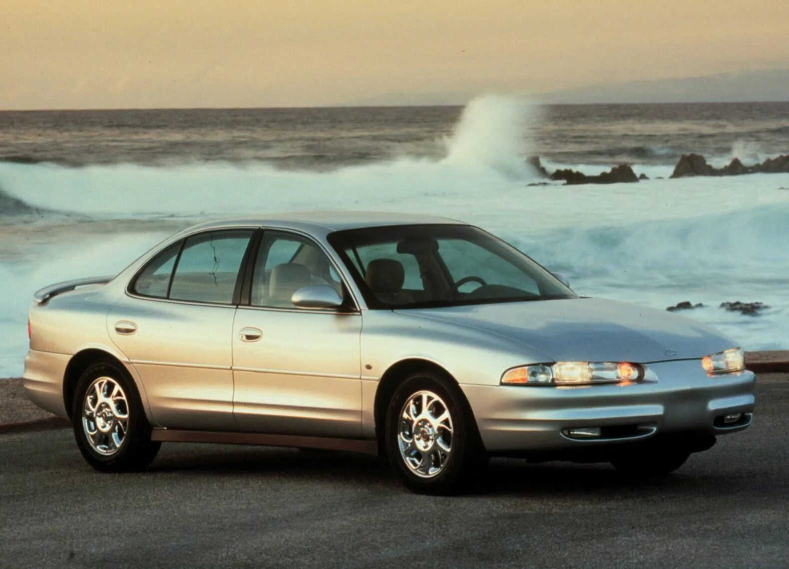 2000 х 8. Олдсмобиль 2000. Oldsmobile intrigue 2002. Oldsmobile intrigue 1998. Oldsmobile 2000.