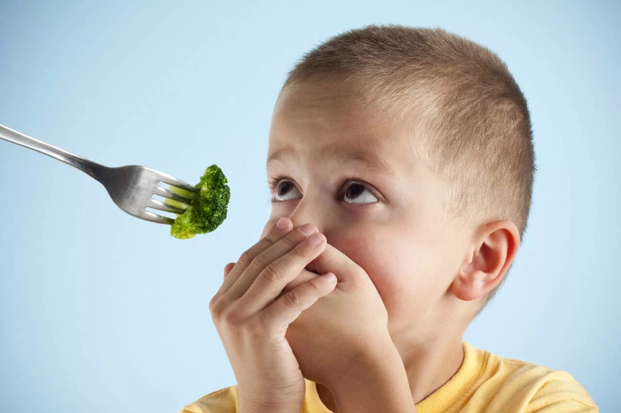 Невкусные продукты. Ребенок не хочет есть овощи. Ребенок отказывается от еды. Нарушение аппетита у детей. Отказ от еды у ребенка.
