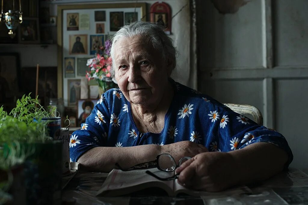 90 Летние люди. Съемки бабуль. Женщина 94 года. Съемки бабушкины. Бабушка позирует