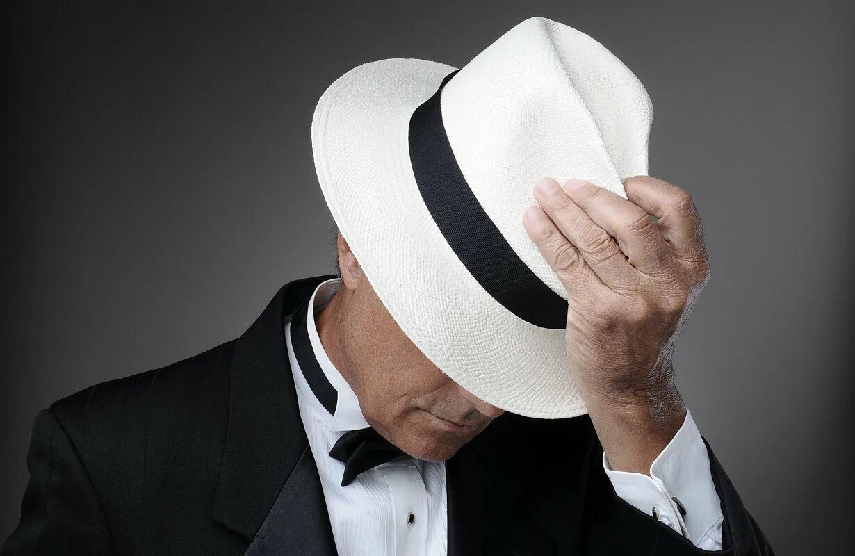 Мужчина в белой шляпе. Шляпа. Шляпа джентльмена. Приподнимает шляпу. Небо снимите шляпу