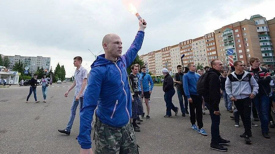 Конфликт в Удомле. Пиротехника на митингах. Митинг Удомля 2013. Удомля митинг.