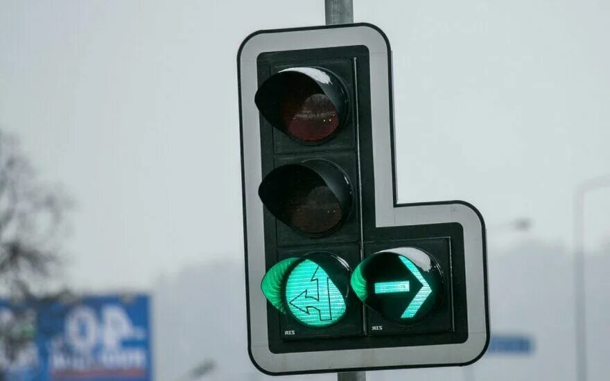 Дополнительная зеленая стрелка на светофоре налево. Светофор с доп секцией. Дополнительная секция светофора со стрелкой. Светофор со стрелками. Зеленая стрелка светофора.