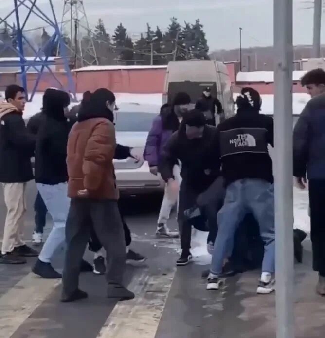 Русского пацана толпой избивают таджики. Толпа мигрантов. В Москве мигранты толпой избили.