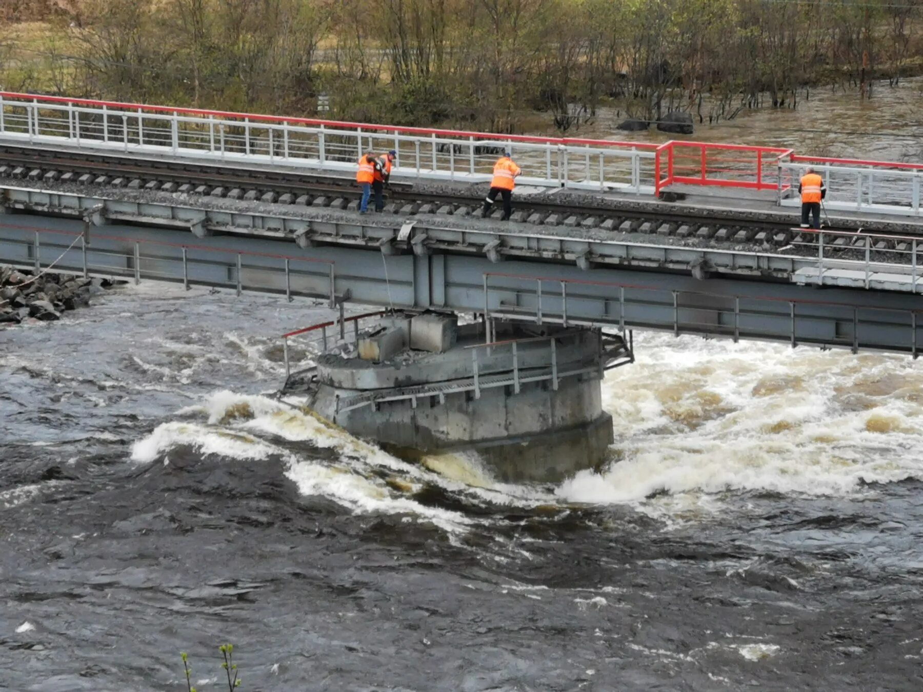 Дорога пересекает реку. Река кола Железнодорожный мост. Железнодорожный мост Мурманск. ЖД мост кола Мурманск. Новый мост через реку кола в Мурманске.