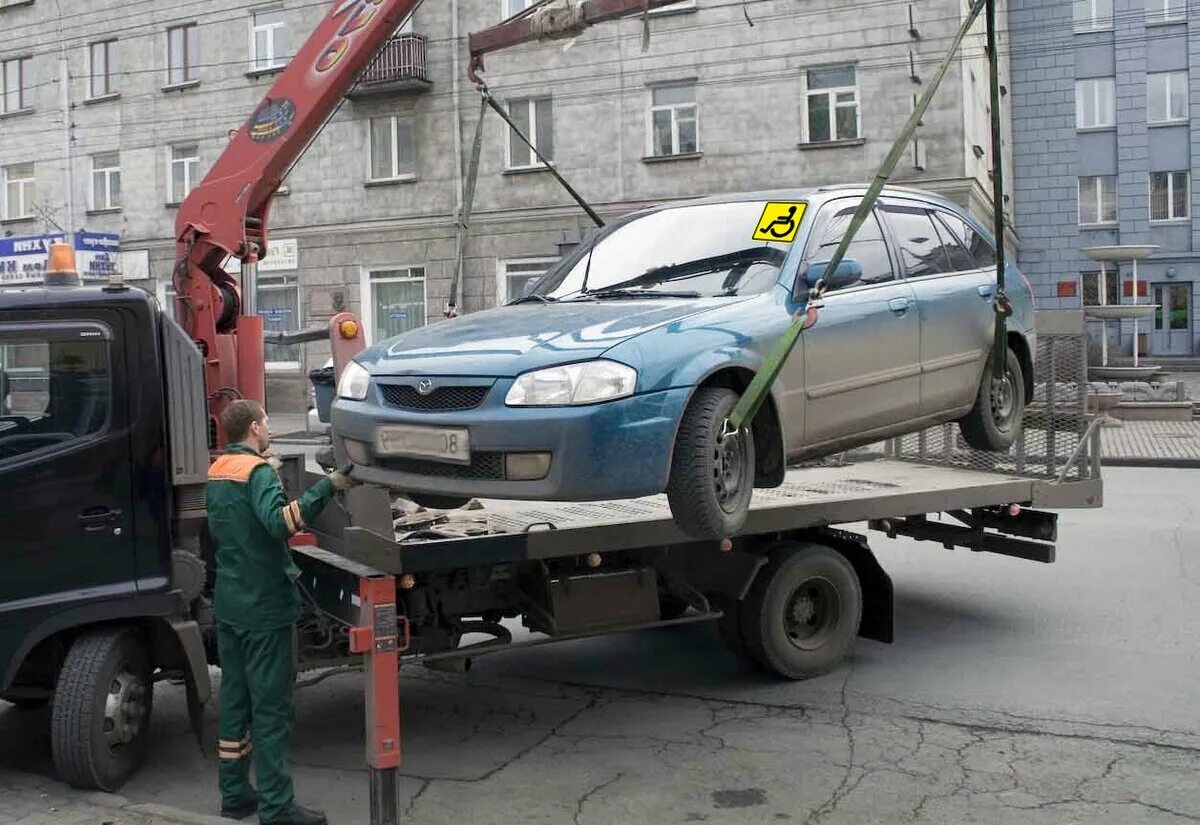 Автомобиль эвакуация автодруг. 2110 На эвакуаторе. Эвакуатор. Машина на эвакуаторе. Эвакуируют машину.