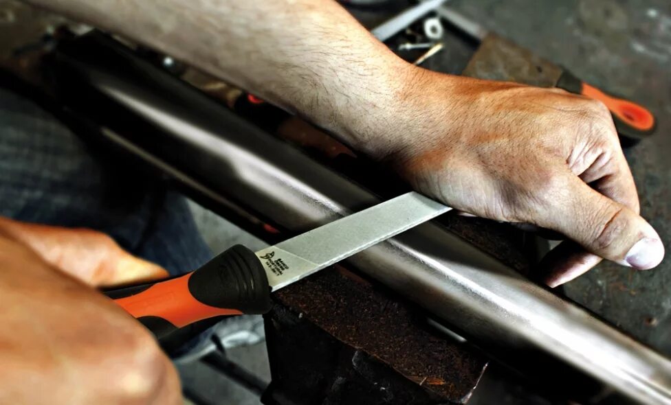 Работа рашпилем. Опиливание древесины. Обработка дерева напильником. Работа рашпилем. Рашпилей для обработки дерева.