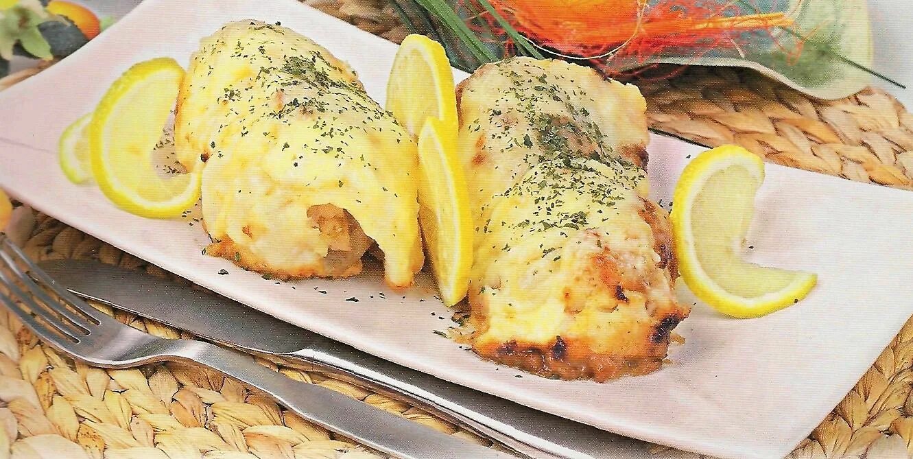 судак рыба запеченная. судак запеченный в духовке. рыба с овощами в духовке. судак в духовке. запекание судака в духовке.