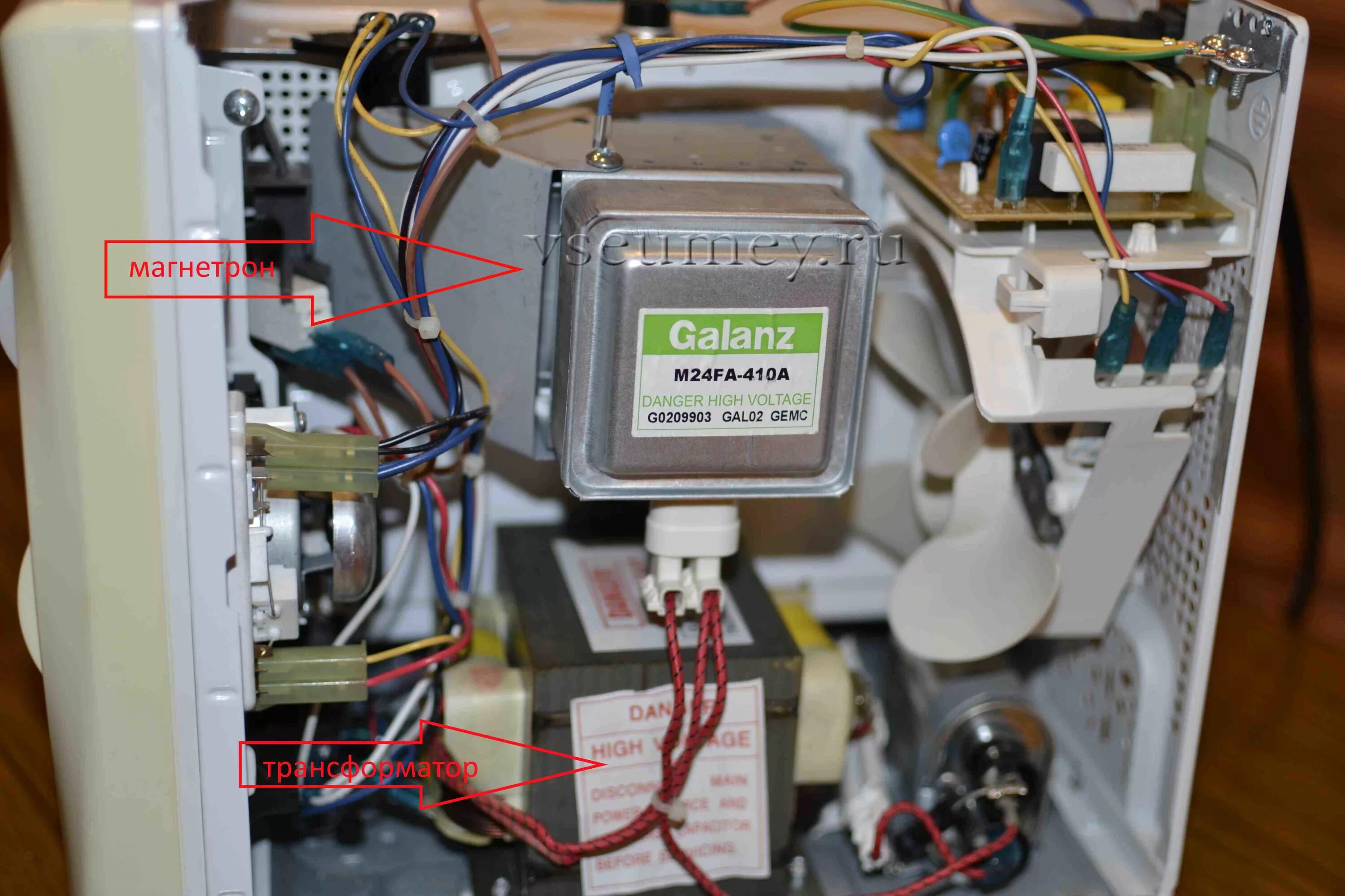 Микроволновка перестала греть. Не греет микроволновая печь причины самсунг. Не греет микроволновая печь panasonic. Магнетрон для микроволновки самсунг mw107wr. Микроволновая печь sanyo em-s1073w внутри.