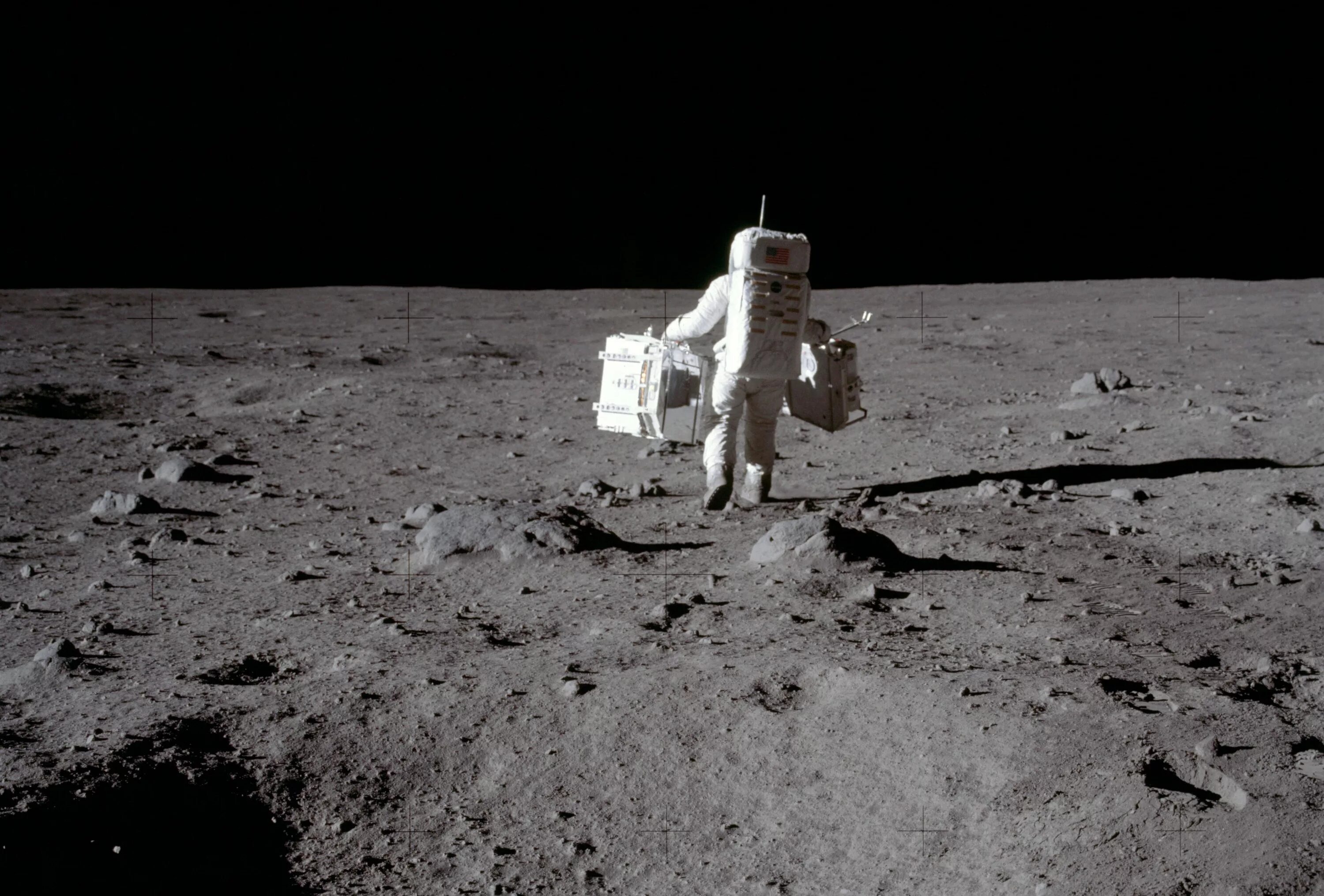 На поверхность луны первый человек. Аполлон 18 (2011). Аполлон 11. Аполлон-11 фото. Аполло-14 астронавты на Луне.