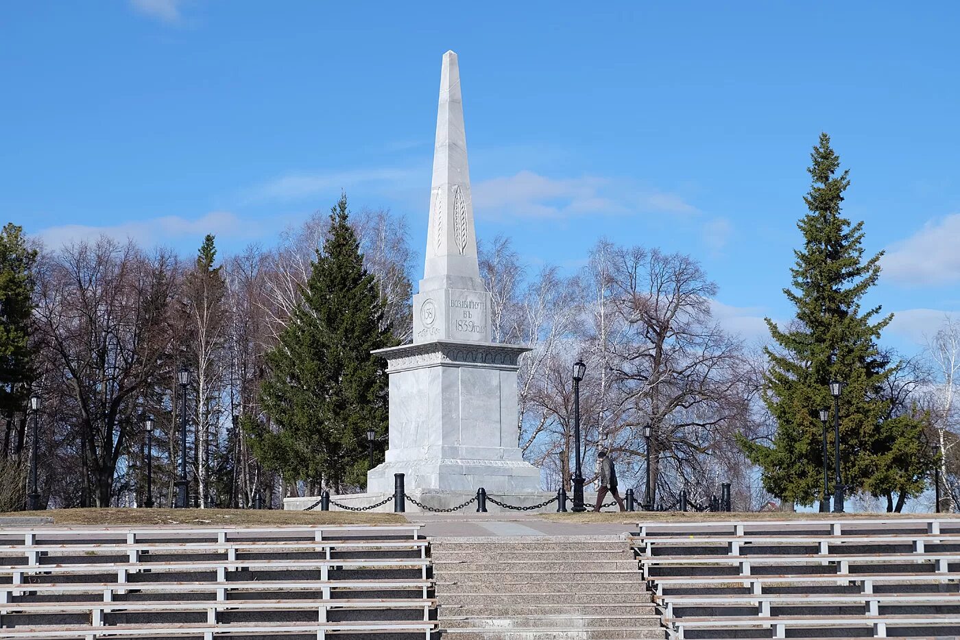 Чем отличается памятник мемориал и обеликс. Обелиск Ермаку в Тобольске. Сад Ермака Тобольск. Обелиски России. Обелиск первопроходцу земли сибирской Тобольск.