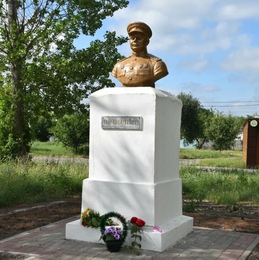 Валуйки ватутино. Белгород памятник н ф Ватутину. Белгород бюст Генерала Ватутина. Бюст Генерала армии н.ф. Ватутина Белгород.