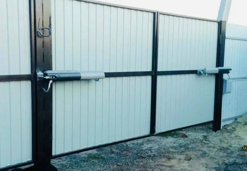 распашные электрические ворота. открывающиеся распашные ворота во двор. ворота распашные автоматические с калиткой doorhan. рычажные привода для распашных ворот найс. привод линейный swing-5000pro для открывания ворот наружу.