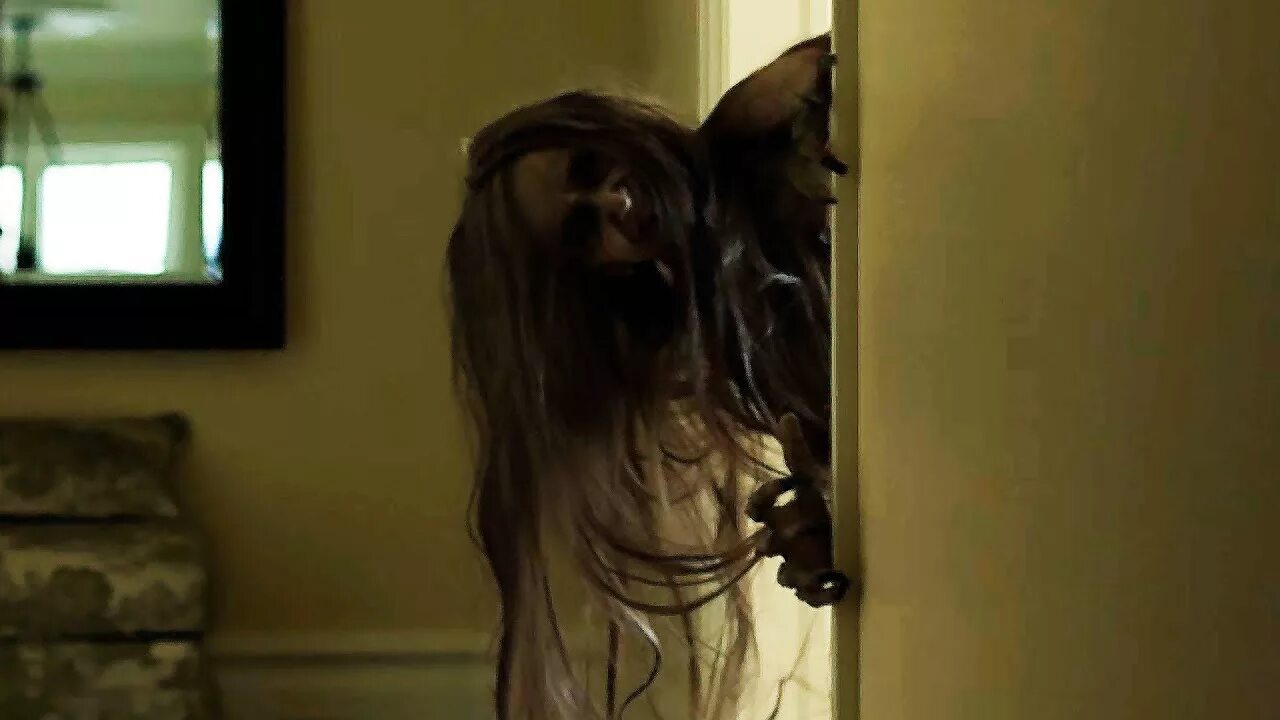 Демон решил поиграть и залез под одеяло. Девушка спит ночью. Девушка спит. Демон решил поиграть и залез под одеяло. Мемы про ночные дежурства.