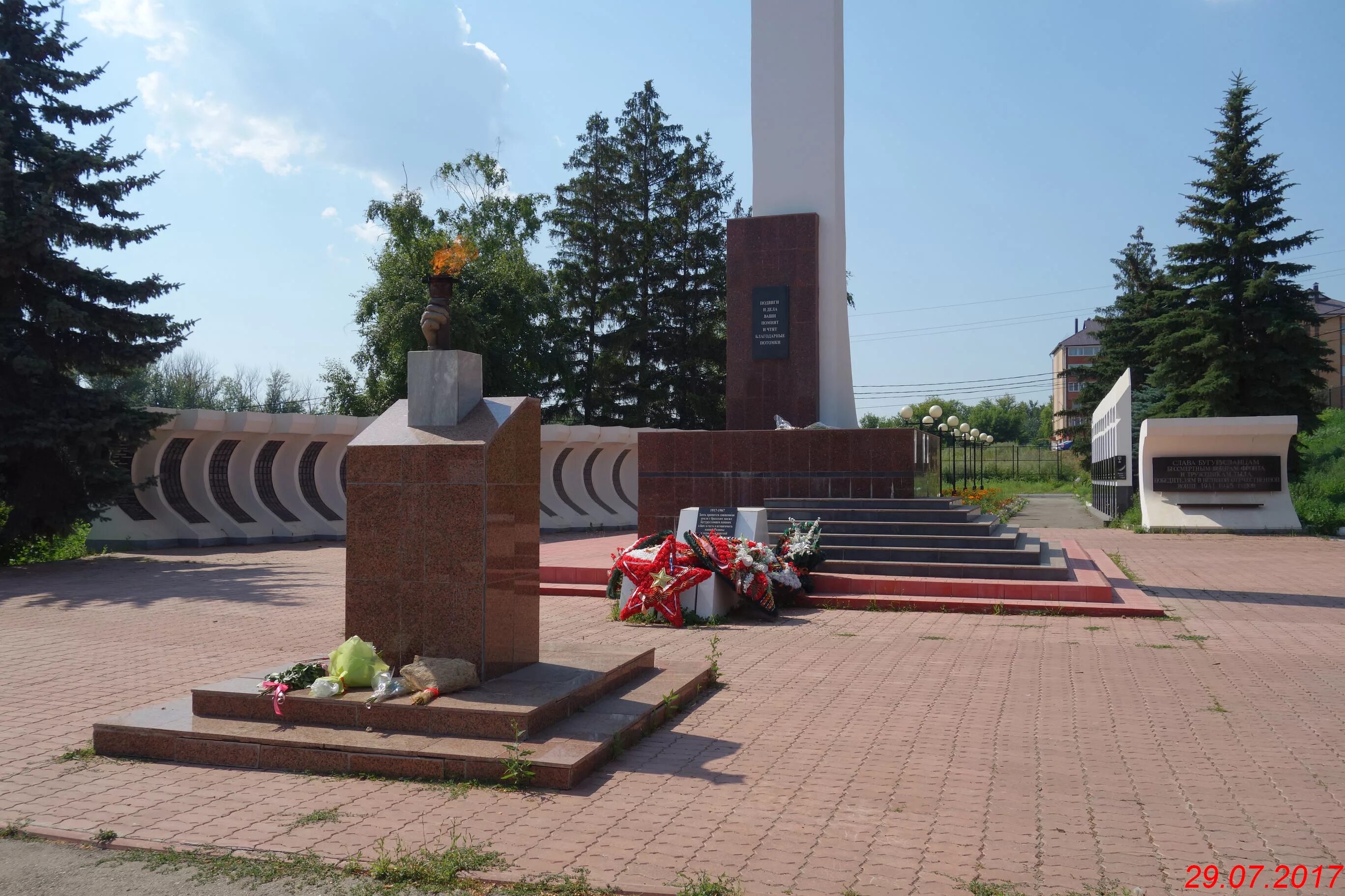 Бугуруслан на 3 дня. Монумент славы бугуруслан. вечный огонь бугуруслан. монумент вечная слава бугуруслан. мориальный комплекс г. бугуруслан.