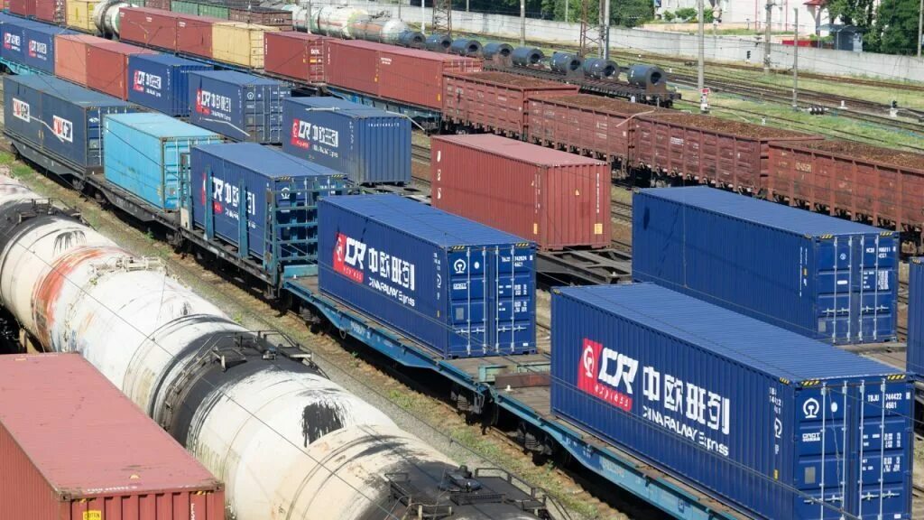 Контейнерный поезд в Китай. Железнодорожные контейнерные терминалы в Китае. Грузовые вагоны в Китае. Железнодорожный Транзит Европа Китай.