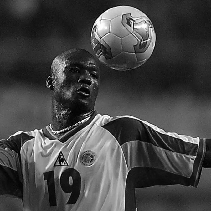 Сборная Сенегала 2002. Диоп футболист. Футболист Papa Bouba Diop. Франция Сенегал ЧМ 2002.