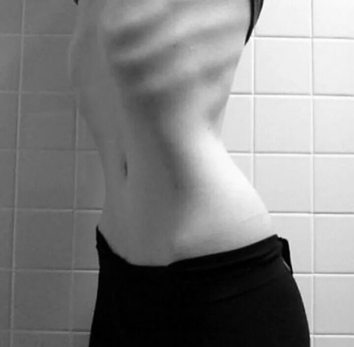 Худое мужское тело. Плоский живот анорексички. Худой живот девушки. Тощий живот. Красивое тело.