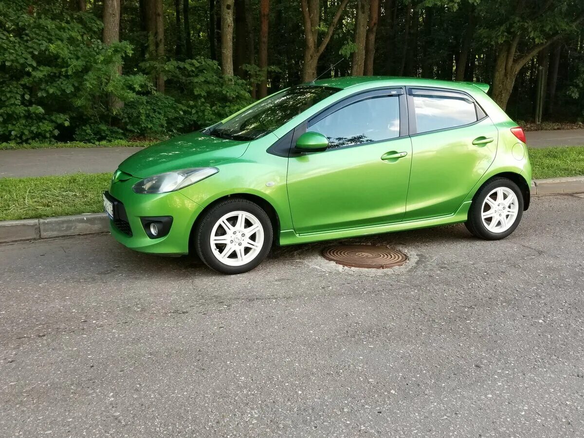 Зеленый хэтчбек. Mazda 2 2008. Mazda 2 2008 Green. Мазда Демио 2008 зеленая. Мазда 2 хэтчбек 2008.