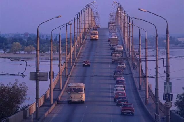 Мост между Саратовом и Энгельсом. Саратовский мост с Энгельса. Саратовский мост трамвай. Новый мост Саратов Энгельс.