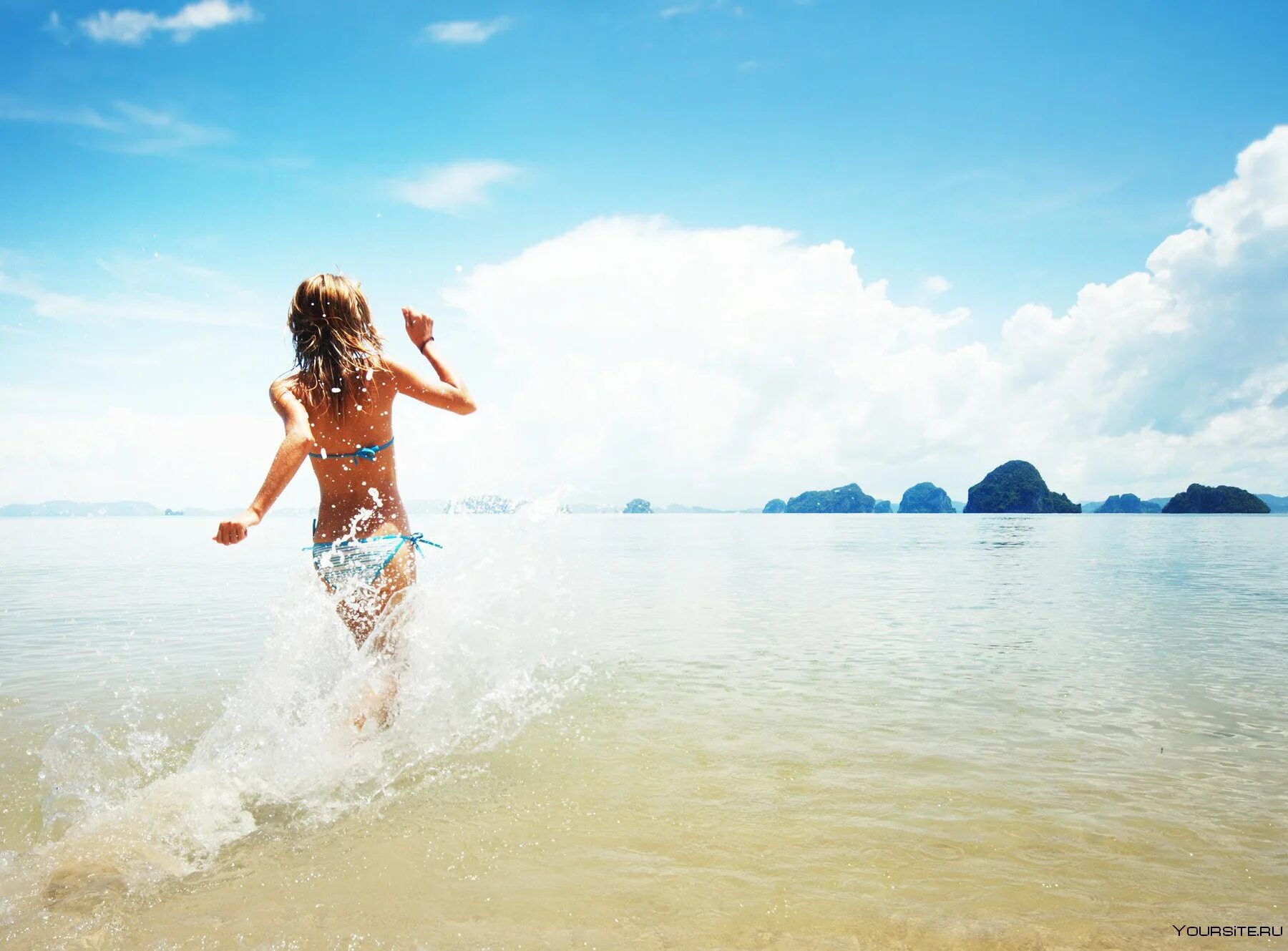 Море дети радость. Лето море счастье. Счастливая девушка. Море радость. Девушка смеется.