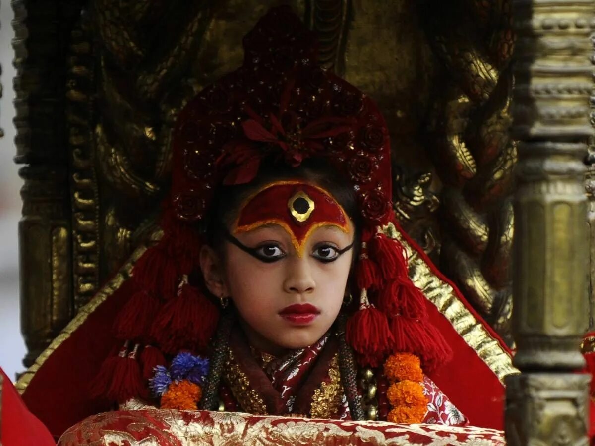 Принцесса непала. Кумари Деви. Принцесса Кумари Непал. Богиня Кумари. Матина Шакья Кумари.