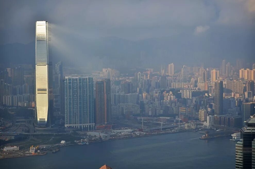 Небоскребы гонконга. Гонконг высотки. Гонконг многоэтажки. Вид с небоскреба в Гонконге. Гонг Конг атмосфера.